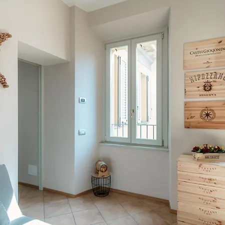 Grape Attic 72 - The House Of Travelers Daire Como
